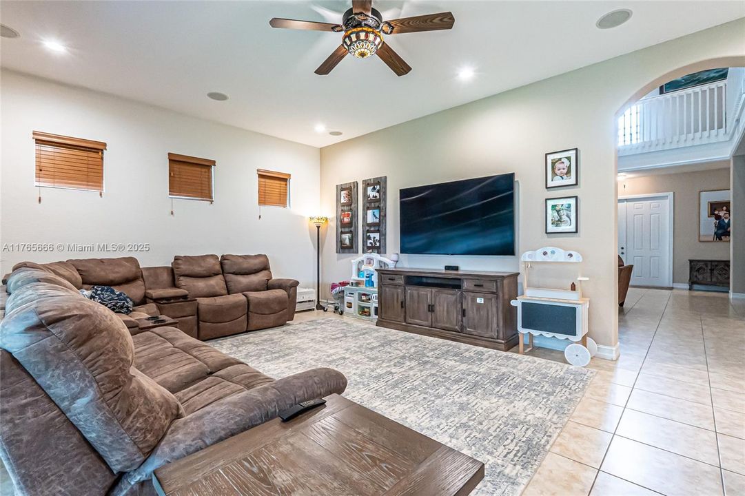 Recently Sold: $925,000 (4 beds, 3 baths, 3393 Square Feet)