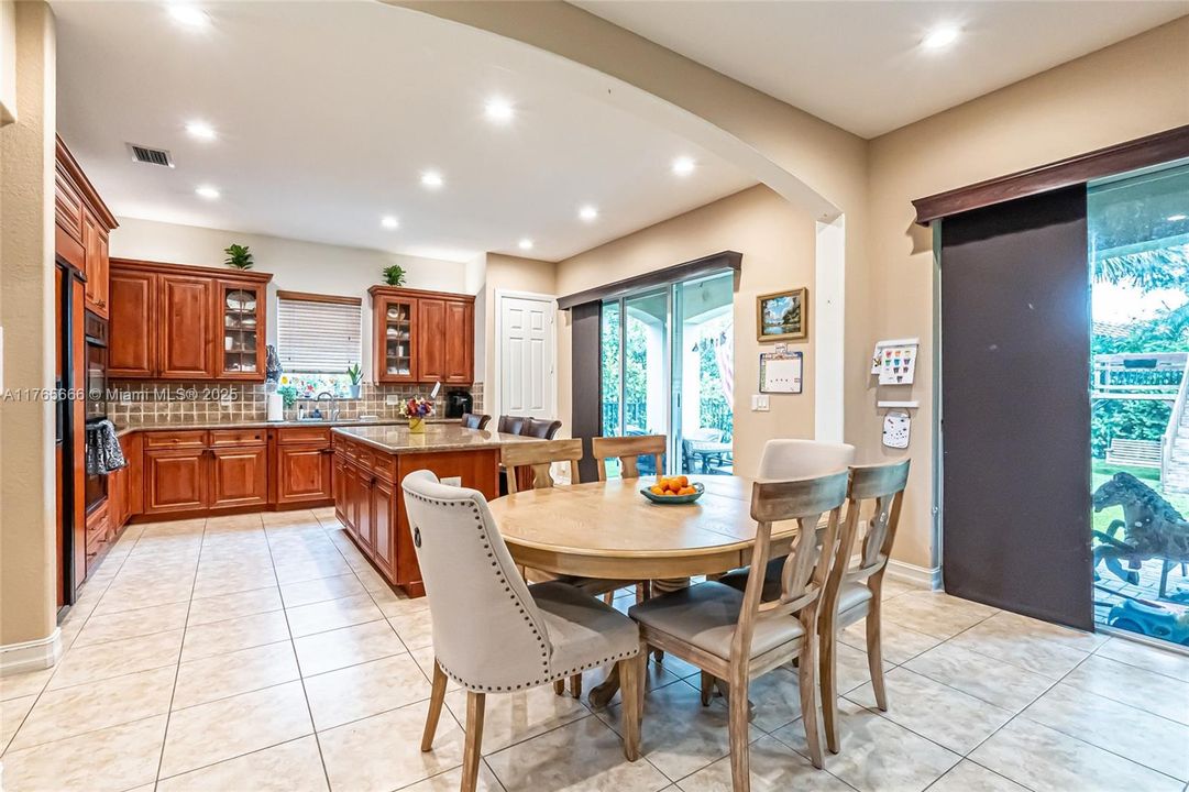 Recently Sold: $925,000 (4 beds, 3 baths, 3393 Square Feet)