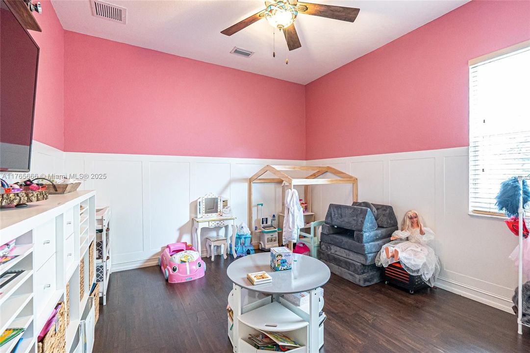 Recently Sold: $925,000 (4 beds, 3 baths, 3393 Square Feet)