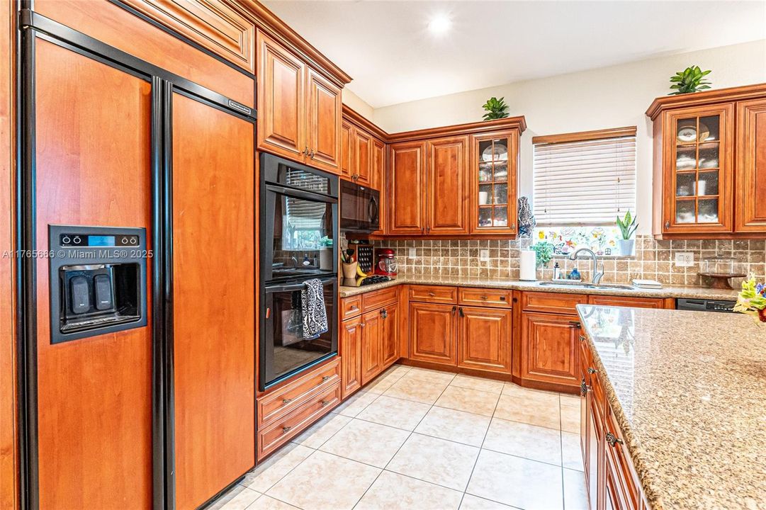 Recently Sold: $925,000 (4 beds, 3 baths, 3393 Square Feet)