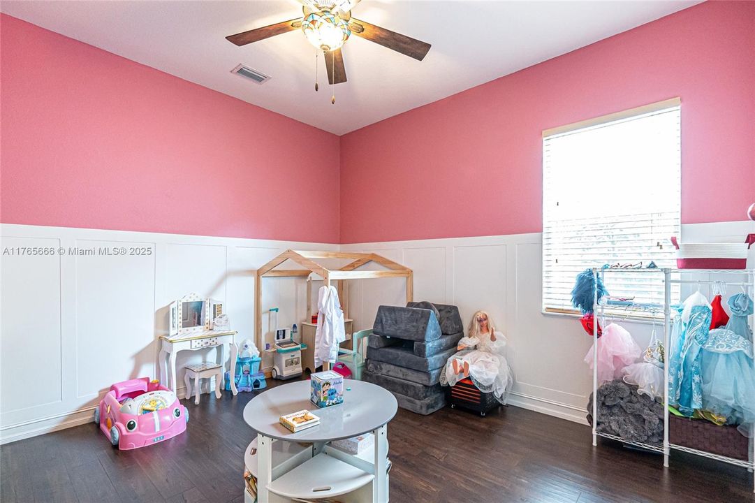 Recently Sold: $925,000 (4 beds, 3 baths, 3393 Square Feet)