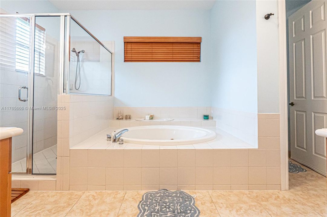 Recently Sold: $925,000 (4 beds, 3 baths, 3393 Square Feet)