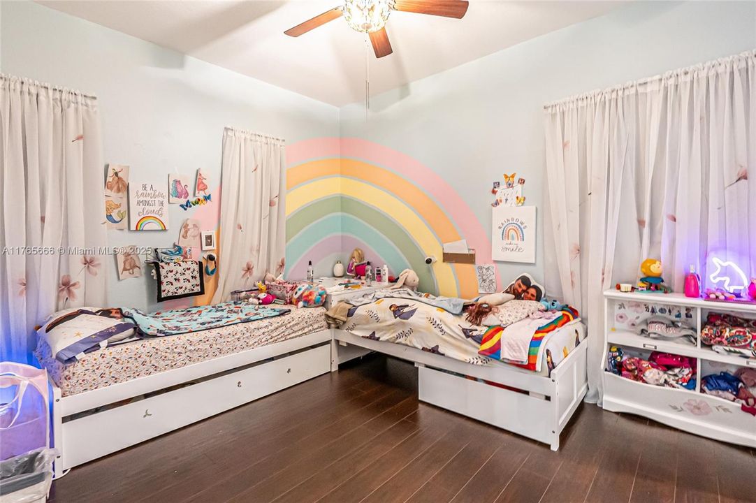 Recently Sold: $925,000 (4 beds, 3 baths, 3393 Square Feet)