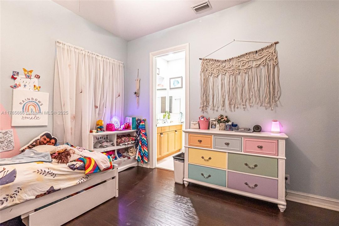 Recently Sold: $925,000 (4 beds, 3 baths, 3393 Square Feet)