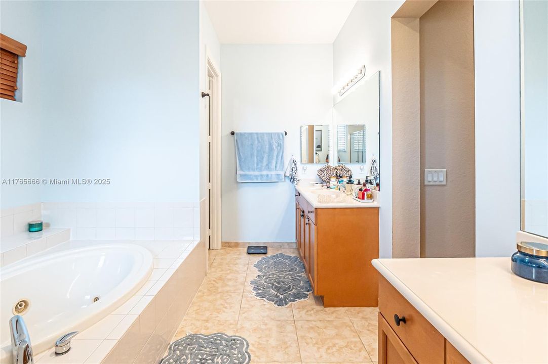 Recently Sold: $925,000 (4 beds, 3 baths, 3393 Square Feet)