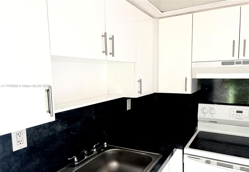 Recently Rented: $1,575 (1 beds, 1 baths, 715 Square Feet)