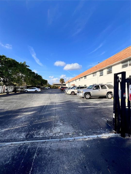 Recently Rented: $1,575 (1 beds, 1 baths, 715 Square Feet)