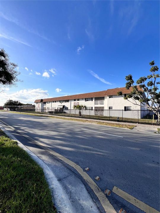 Recently Rented: $1,575 (1 beds, 1 baths, 715 Square Feet)