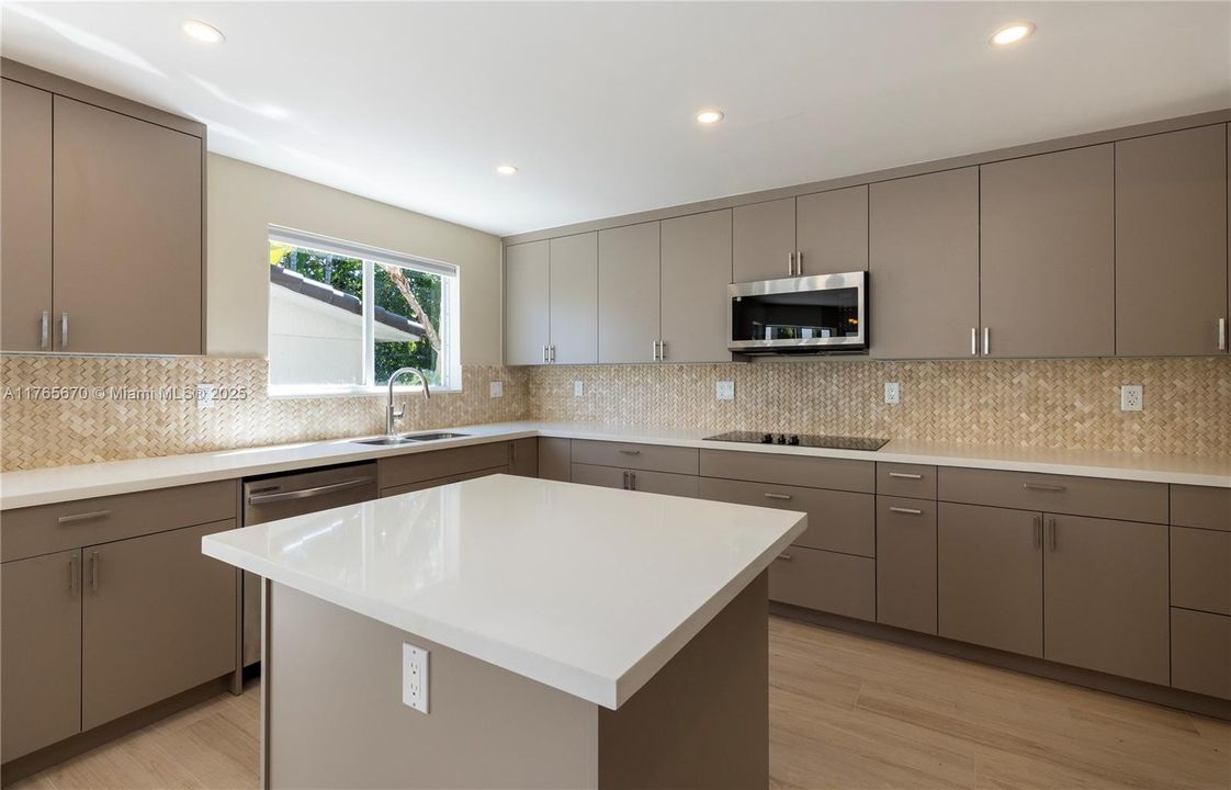 Recently Sold: $1,650,000 (5 beds, 4 baths, 4168 Square Feet)