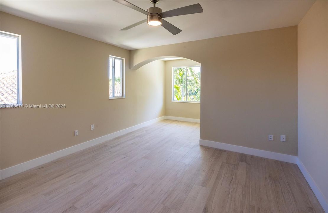 Recently Sold: $1,650,000 (5 beds, 4 baths, 4168 Square Feet)