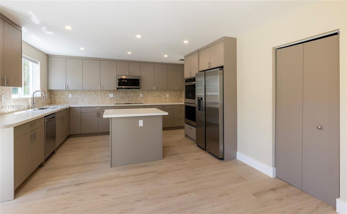 Recently Sold: $1,650,000 (5 beds, 4 baths, 4168 Square Feet)