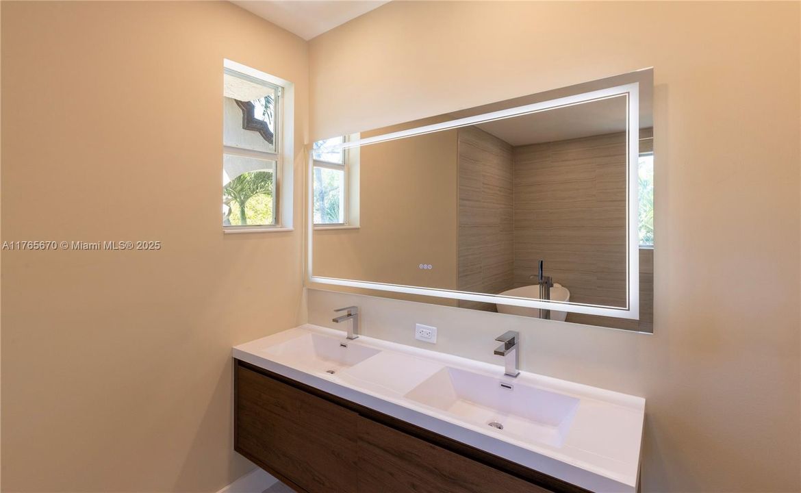 Recently Sold: $1,650,000 (5 beds, 4 baths, 4168 Square Feet)