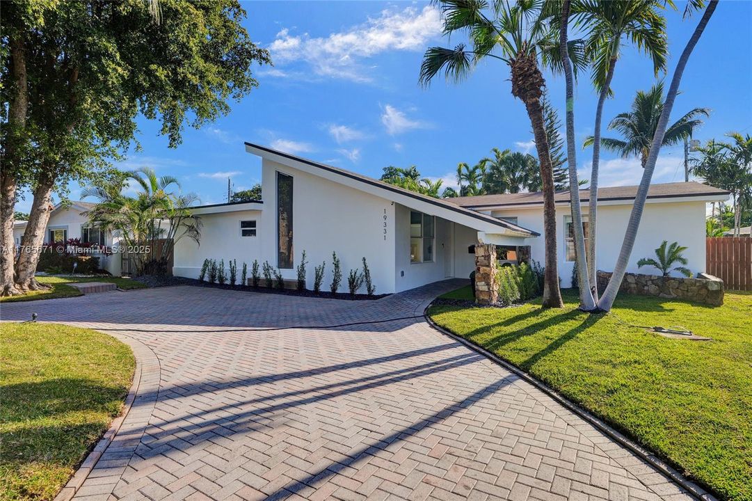 Недавно продано: $1,318,000 (5 спален, 2 ванн, 2310 Квадратных фут)