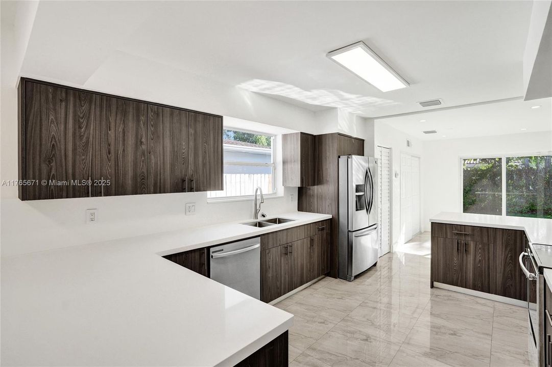 Недавно продано: $1,318,000 (5 спален, 2 ванн, 2310 Квадратных фут)