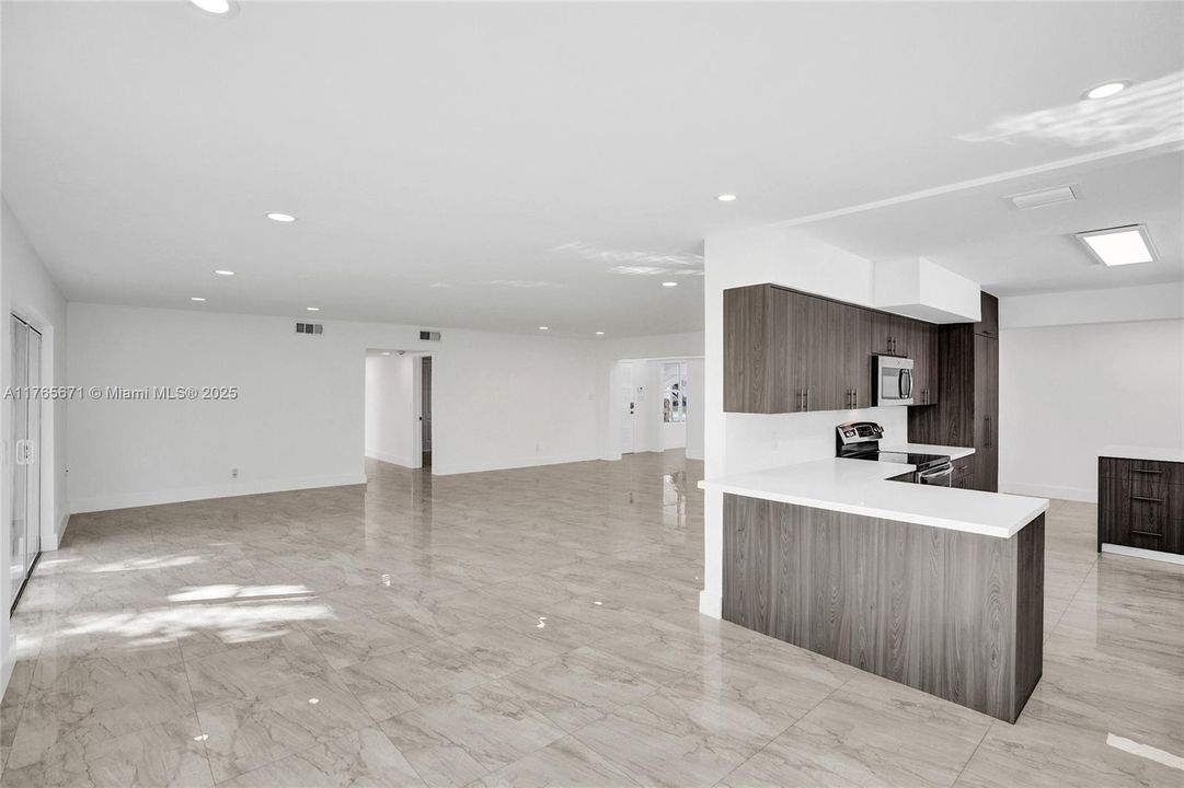 Недавно продано: $1,318,000 (5 спален, 2 ванн, 2310 Квадратных фут)