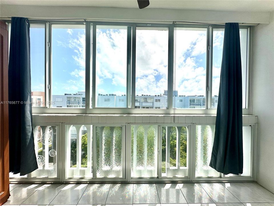 合同活跃: $175,000 (1 贝兹, 1 浴室, 847 平方英尺)