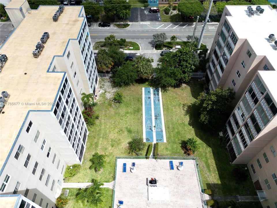 合同活跃: $175,000 (1 贝兹, 1 浴室, 847 平方英尺)