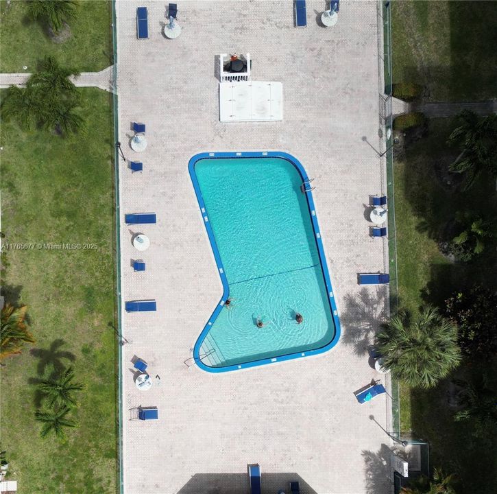 合同活跃: $175,000 (1 贝兹, 1 浴室, 847 平方英尺)