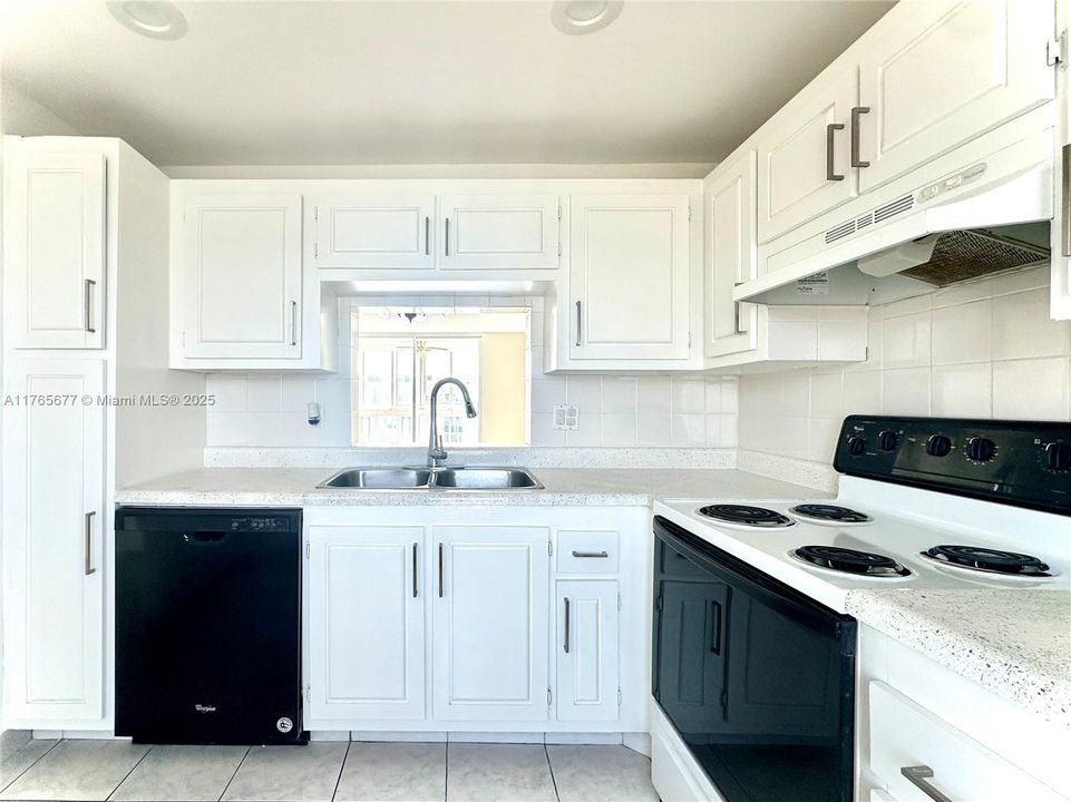 合同活跃: $175,000 (1 贝兹, 1 浴室, 847 平方英尺)