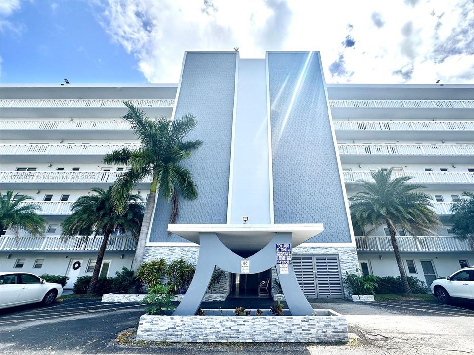 合同活跃: $175,000 (1 贝兹, 1 浴室, 847 平方英尺)