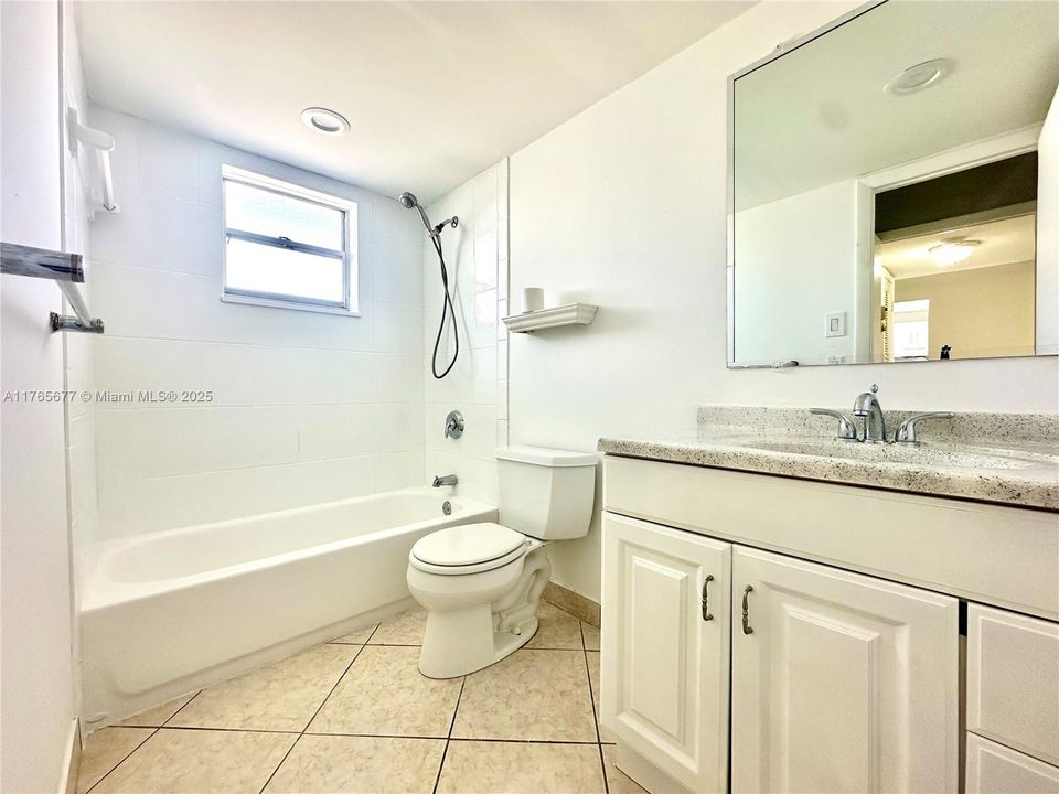 合同活跃: $175,000 (1 贝兹, 1 浴室, 847 平方英尺)