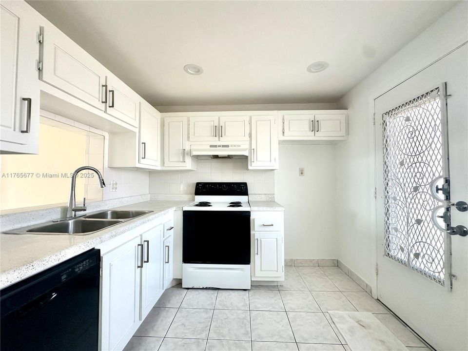 合同活跃: $175,000 (1 贝兹, 1 浴室, 847 平方英尺)