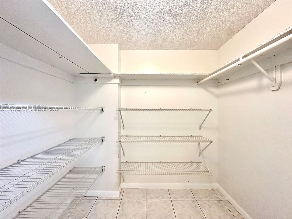 合同活跃: $175,000 (1 贝兹, 1 浴室, 847 平方英尺)