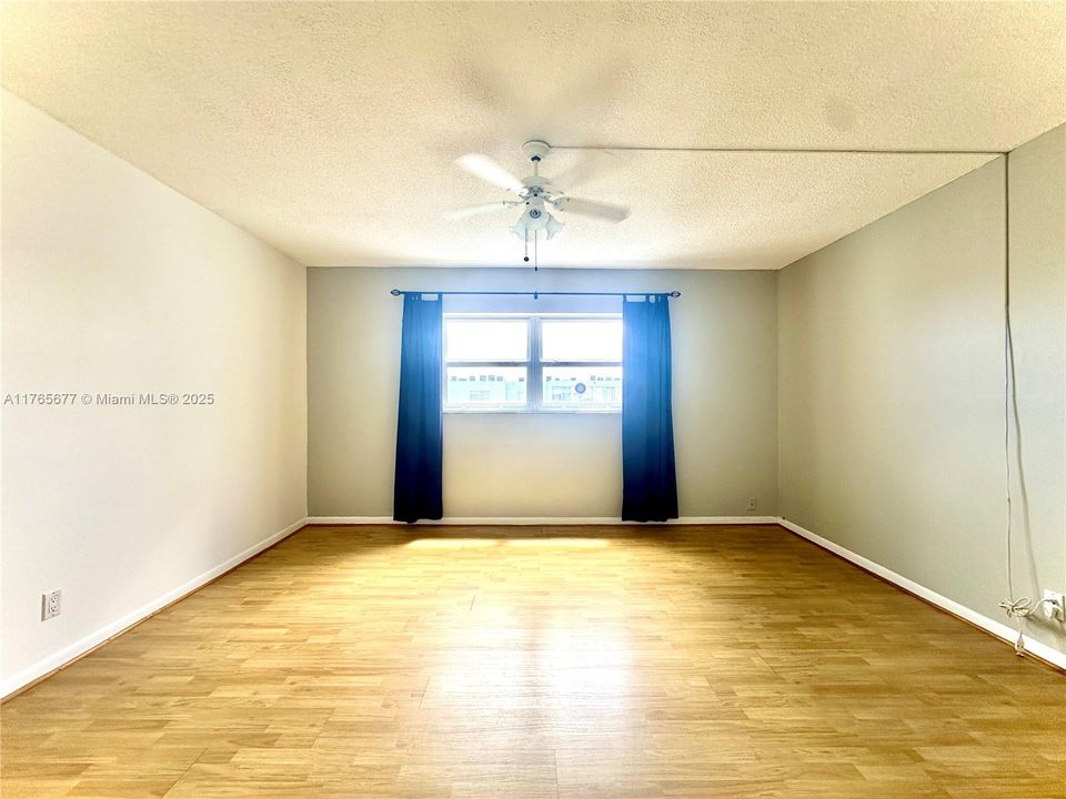 合同活跃: $175,000 (1 贝兹, 1 浴室, 847 平方英尺)