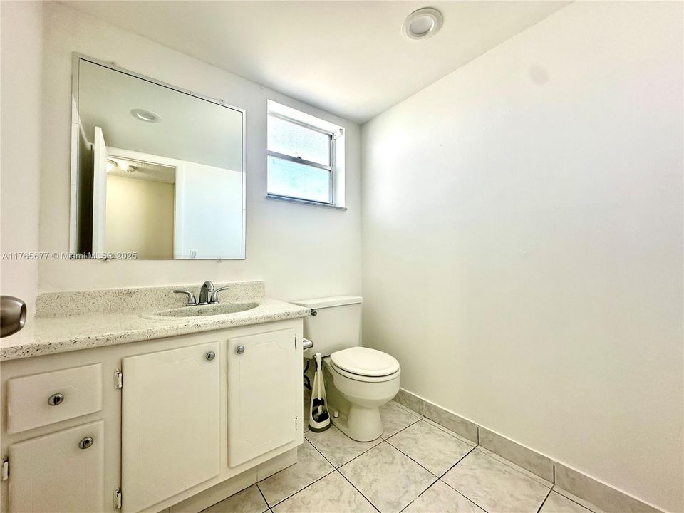 合同活跃: $175,000 (1 贝兹, 1 浴室, 847 平方英尺)