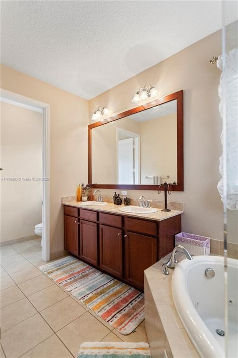 最近售出: $729,999 (4 贝兹, 2 浴室, 2084 平方英尺)