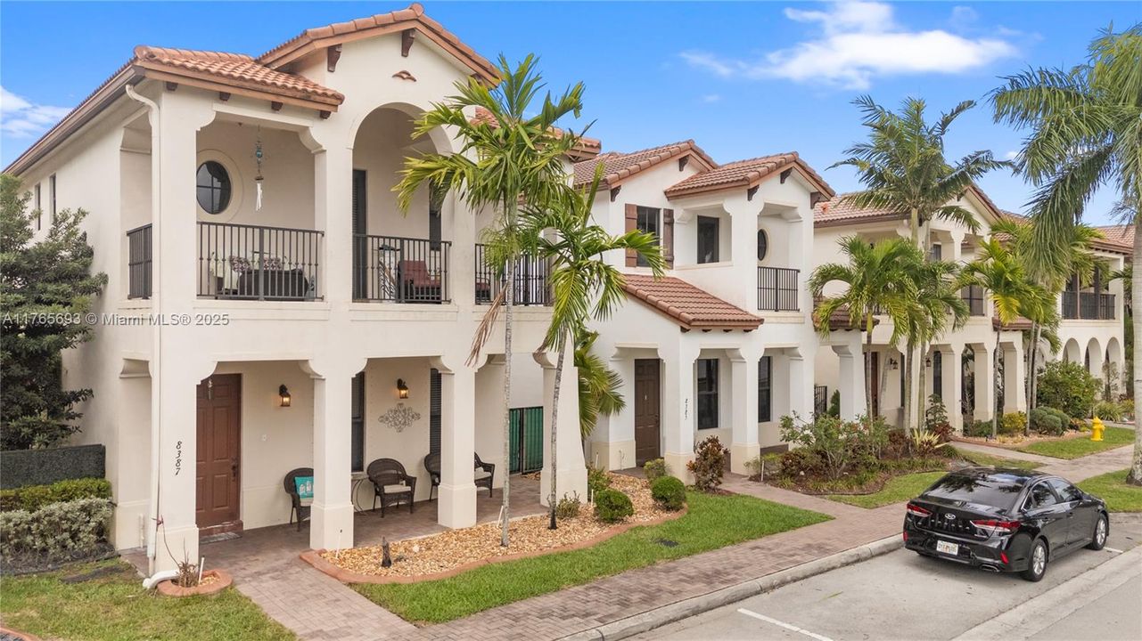 最近售出: $729,999 (4 贝兹, 2 浴室, 2084 平方英尺)