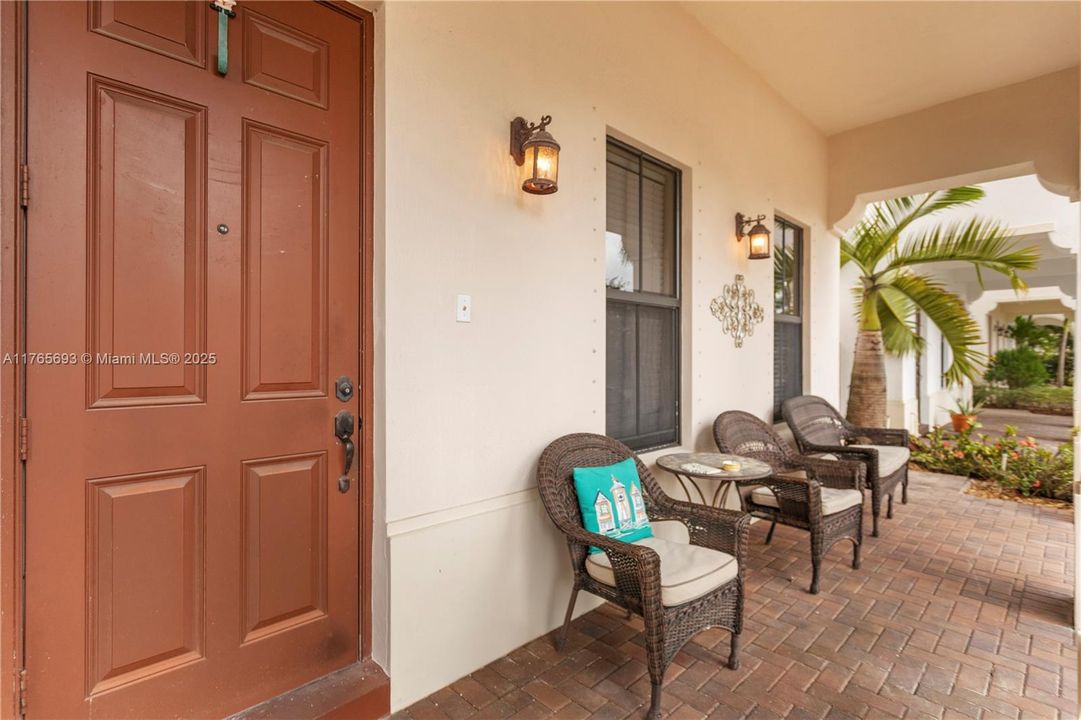 最近售出: $729,999 (4 贝兹, 2 浴室, 2084 平方英尺)