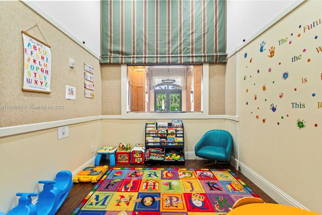 最近售出: $729,999 (4 贝兹, 2 浴室, 2084 平方英尺)