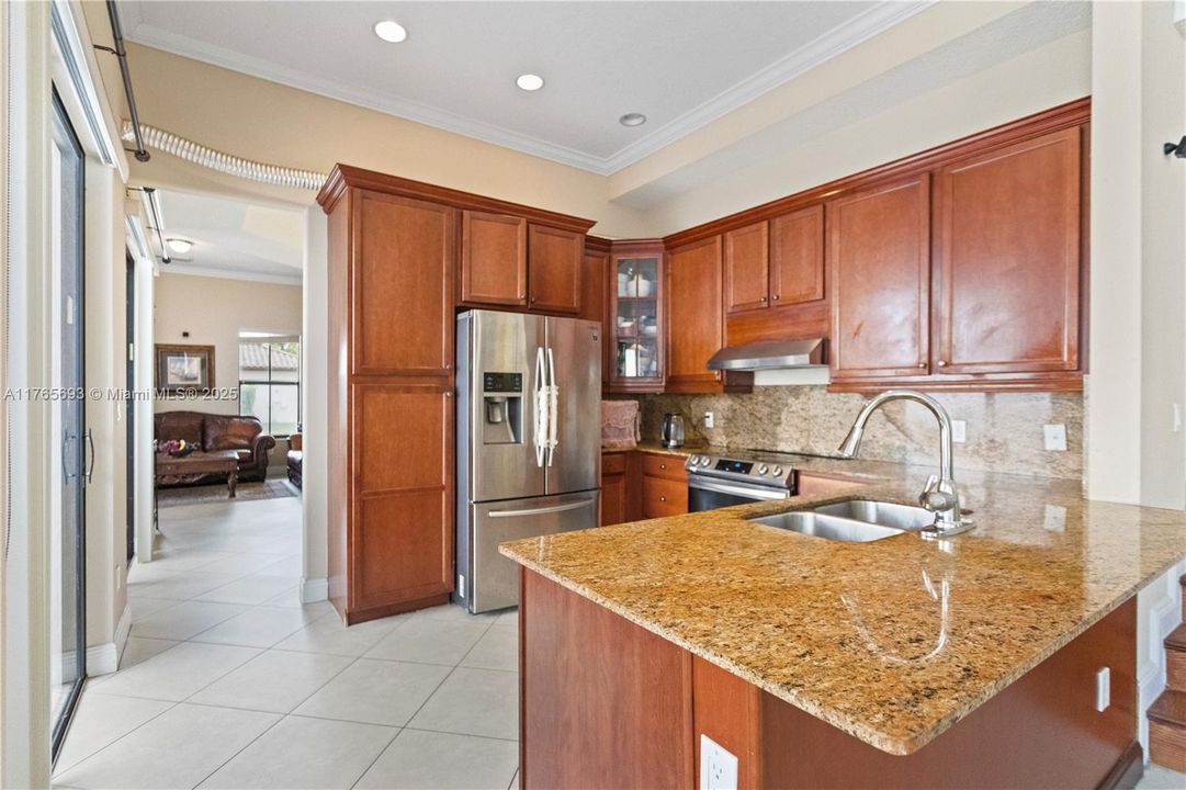 最近售出: $729,999 (4 贝兹, 2 浴室, 2084 平方英尺)