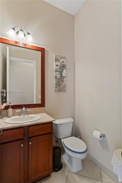 最近售出: $729,999 (4 贝兹, 2 浴室, 2084 平方英尺)