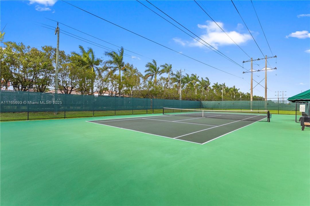 最近售出: $729,999 (4 贝兹, 2 浴室, 2084 平方英尺)