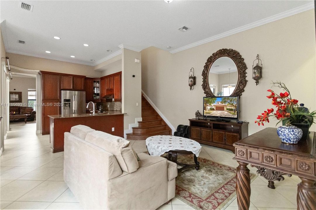 最近售出: $729,999 (4 贝兹, 2 浴室, 2084 平方英尺)