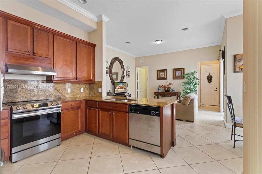 最近售出: $729,999 (4 贝兹, 2 浴室, 2084 平方英尺)