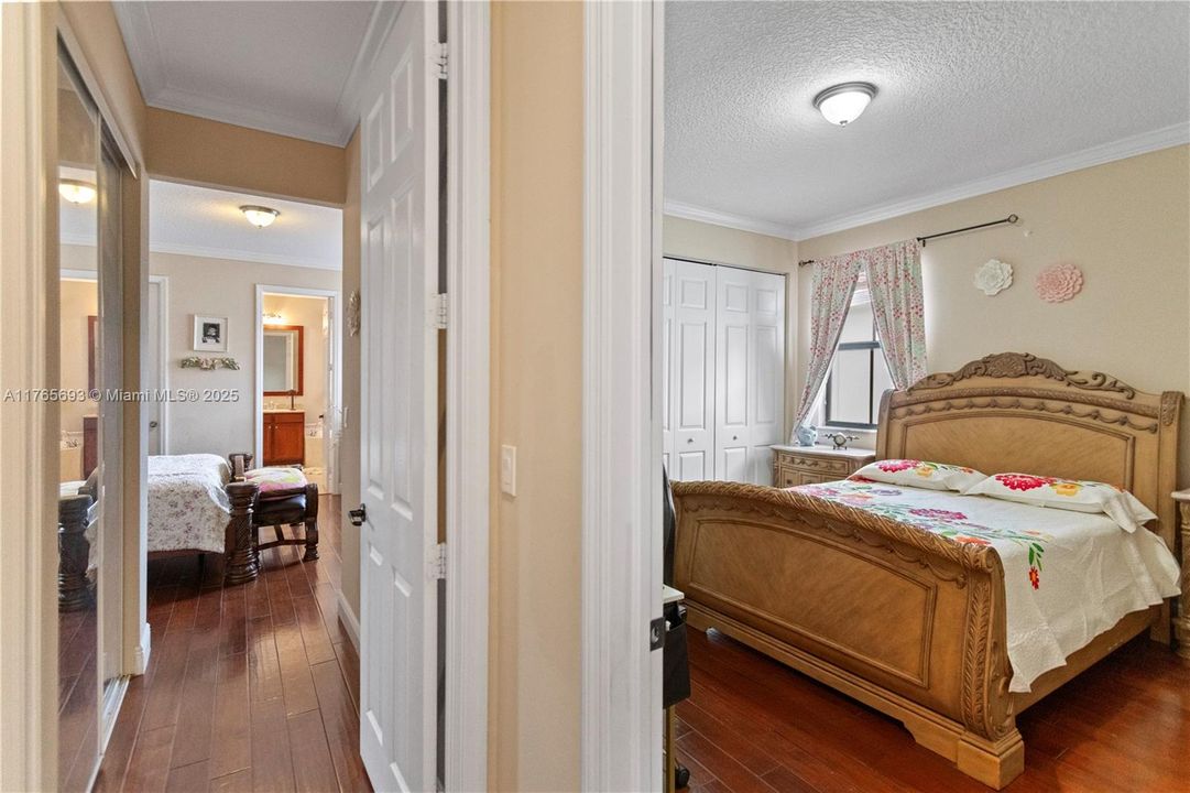 最近售出: $729,999 (4 贝兹, 2 浴室, 2084 平方英尺)