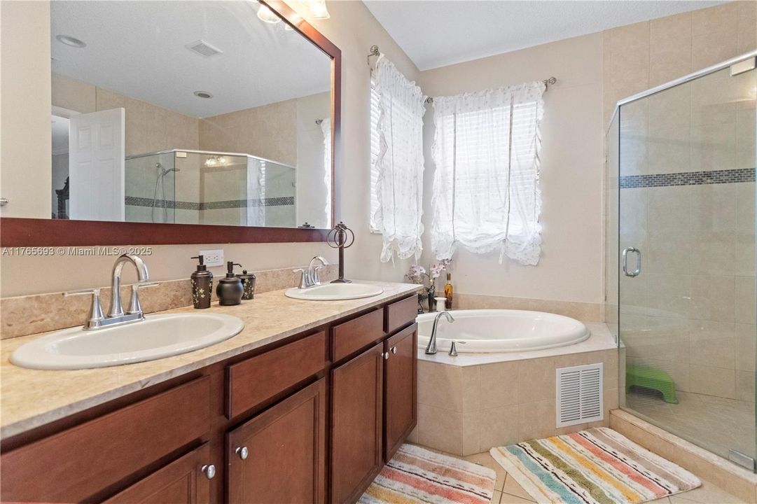 最近售出: $729,999 (4 贝兹, 2 浴室, 2084 平方英尺)