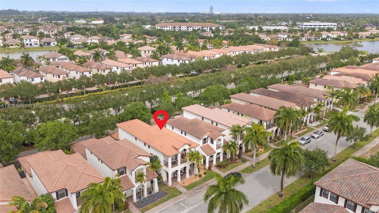 最近售出: $729,999 (4 贝兹, 2 浴室, 2084 平方英尺)