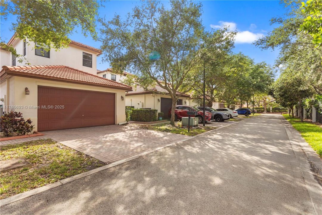 最近售出: $729,999 (4 贝兹, 2 浴室, 2084 平方英尺)