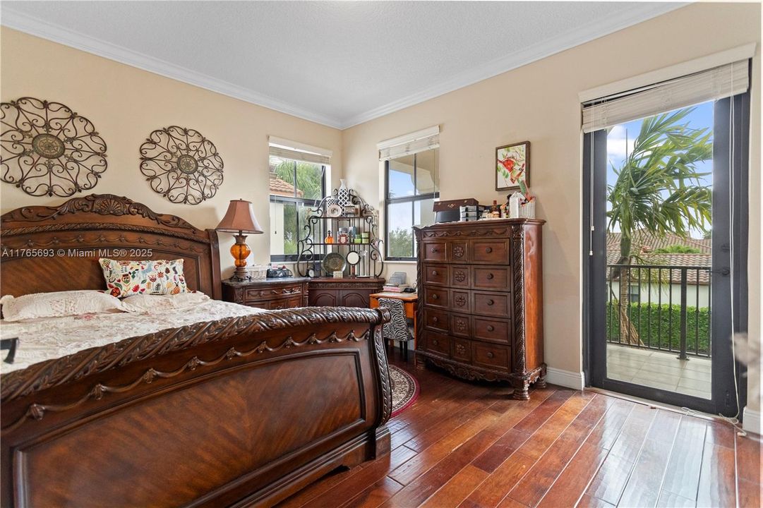 最近售出: $729,999 (4 贝兹, 2 浴室, 2084 平方英尺)