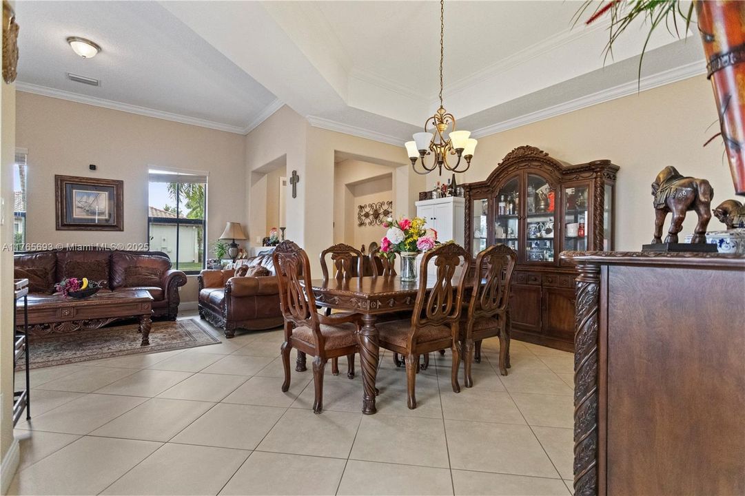 最近售出: $729,999 (4 贝兹, 2 浴室, 2084 平方英尺)