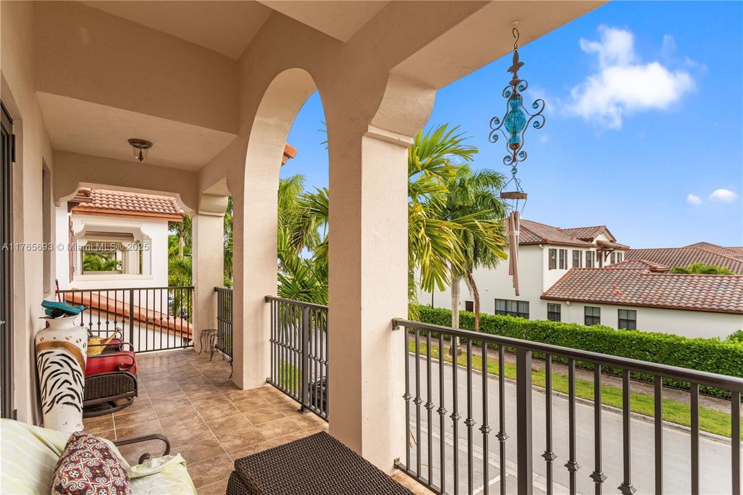 最近售出: $729,999 (4 贝兹, 2 浴室, 2084 平方英尺)