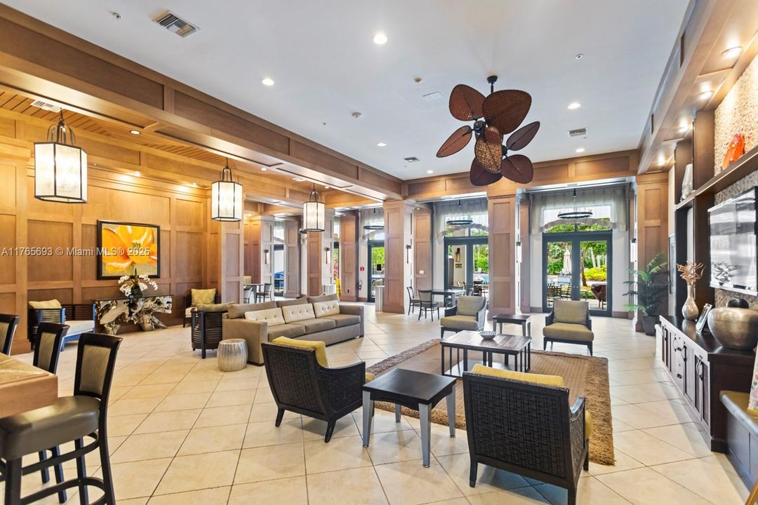 最近售出: $729,999 (4 贝兹, 2 浴室, 2084 平方英尺)