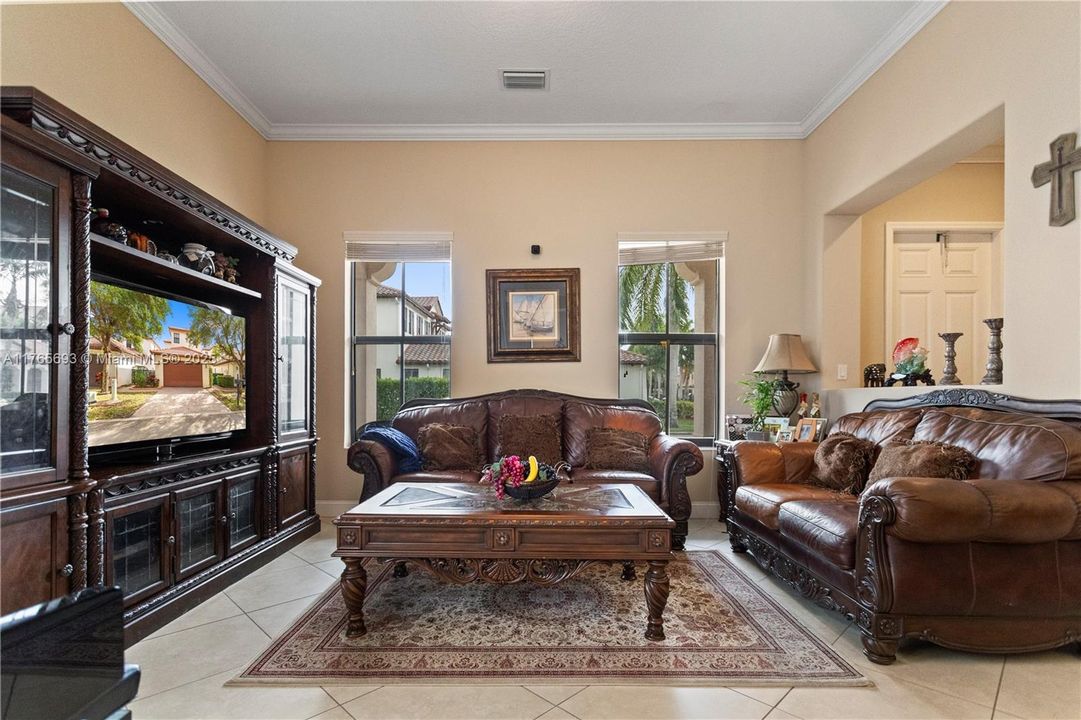 最近售出: $729,999 (4 贝兹, 2 浴室, 2084 平方英尺)