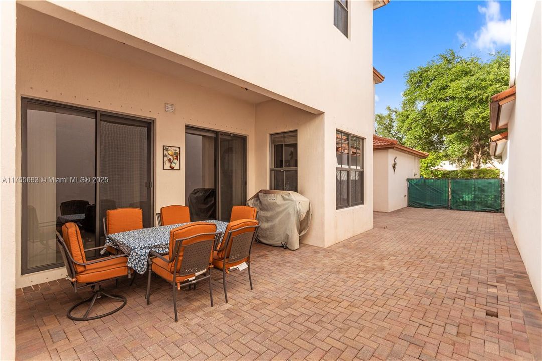 最近售出: $729,999 (4 贝兹, 2 浴室, 2084 平方英尺)