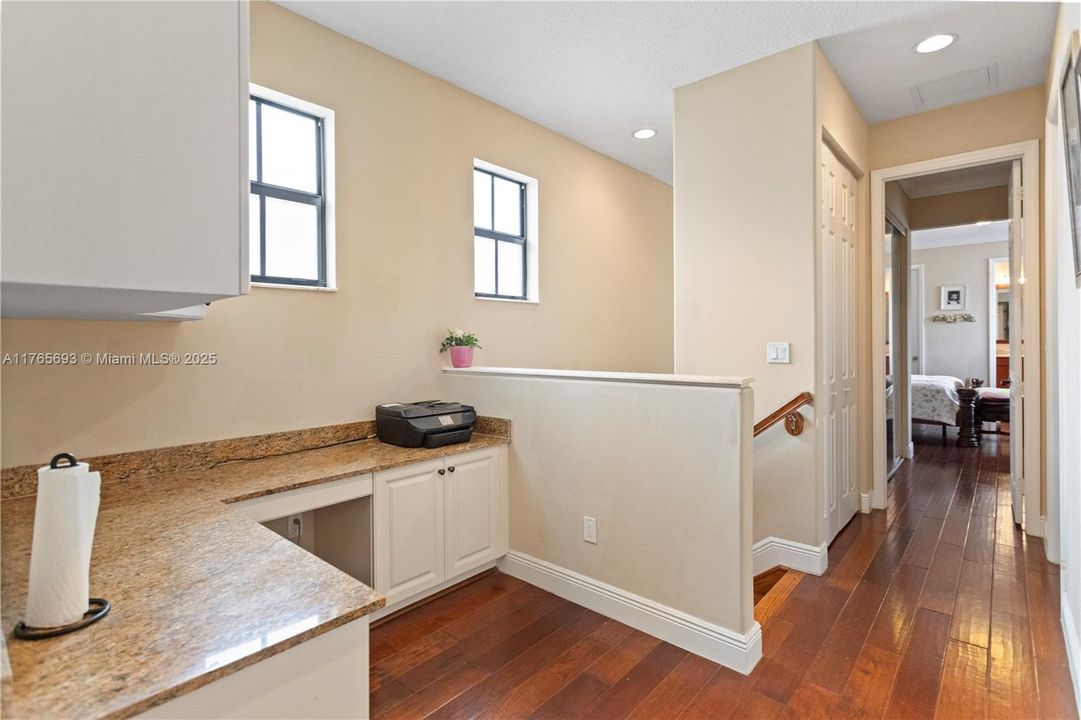 最近售出: $729,999 (4 贝兹, 2 浴室, 2084 平方英尺)