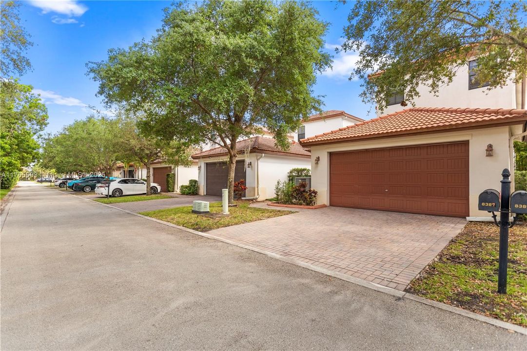 最近售出: $729,999 (4 贝兹, 2 浴室, 2084 平方英尺)